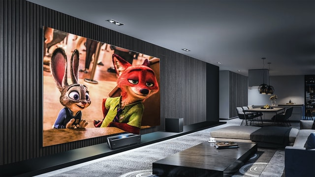 プロジェクターで映画鑑賞】ホームシアターをソファで楽しもう